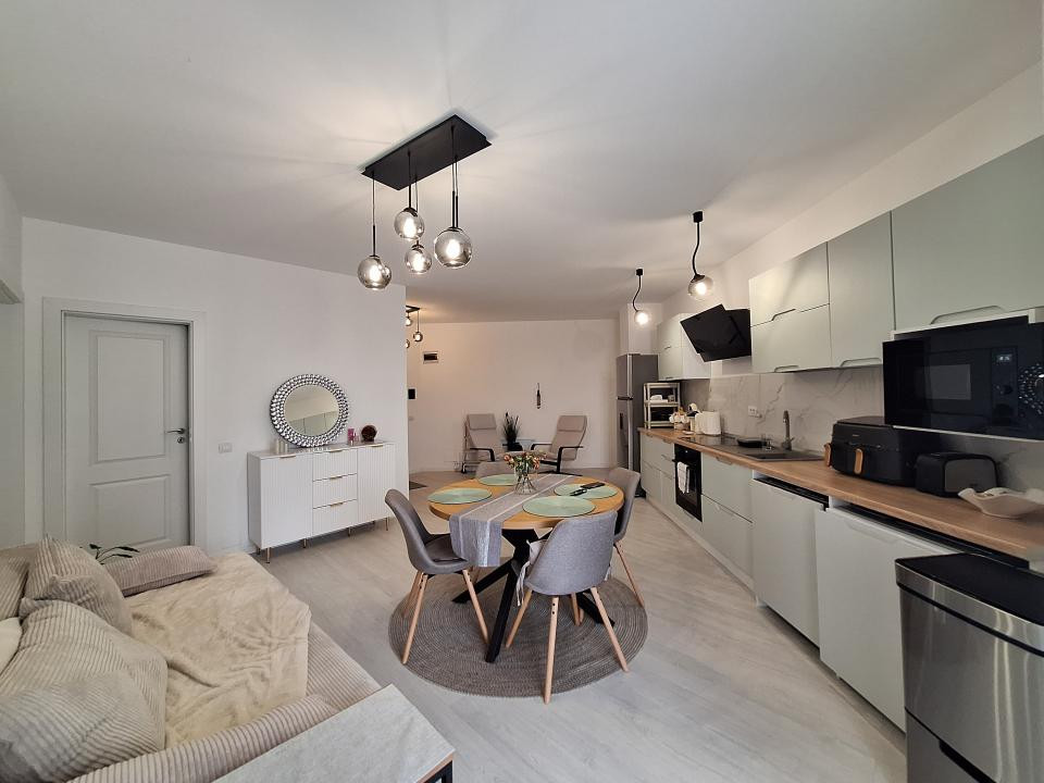Apartament la cheie, bloc nou, balcon, zona Razoare