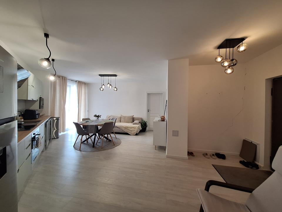 Apartament la cheie, bloc nou, balcon, zona Razoare