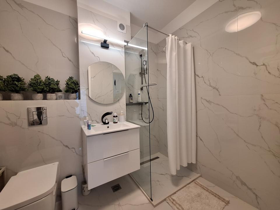 Apartament la cheie, bloc nou, balcon, zona Razoare