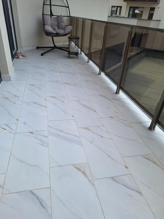 Apartament la cheie, bloc nou, balcon, zona Razoare