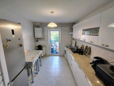 Apartament 3 camere, decomandat, 76 mp, zona Semicentrala