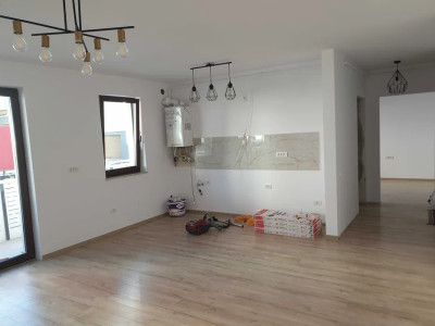 Apartament cu 2 camere, 55 mp, balcon, zona Sub Cetate