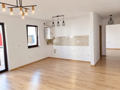 Apartament cu 2 camere, 55 mp, balcon, zona Sub Cetate