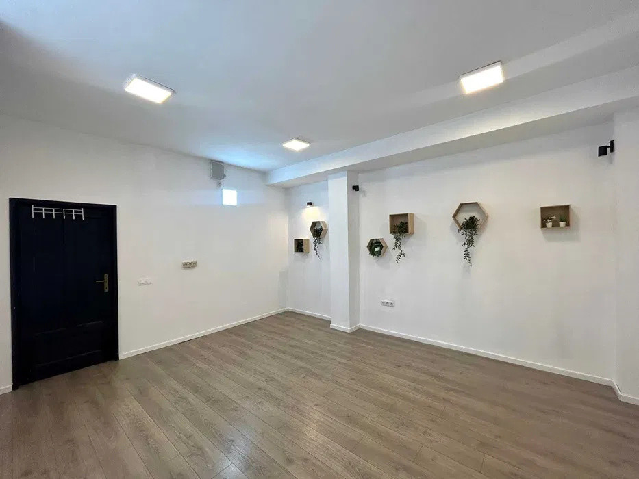 Spatiu de birou, 50 mp utili, recent renovat, parcare, zona P-ta Mihai Viteazul