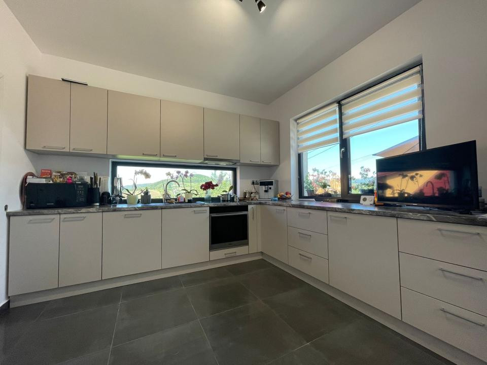 Casă individuala de vanzare cu 4 camere, amplasata pe un teren de 412 mp!