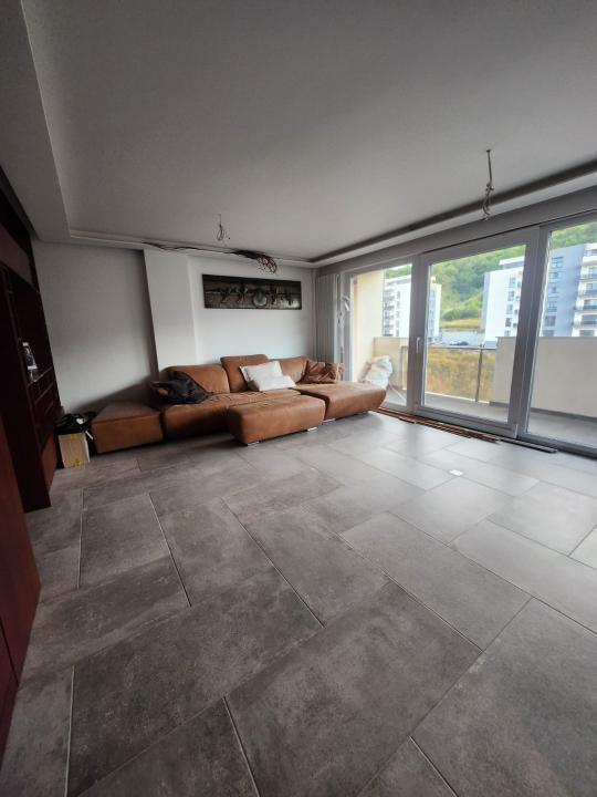 Apartament cu 3 camere, 66 mp, balcon, zona Teilor