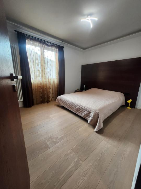 Apartament cu 3 camere, 66 mp, balcon, zona Teilor