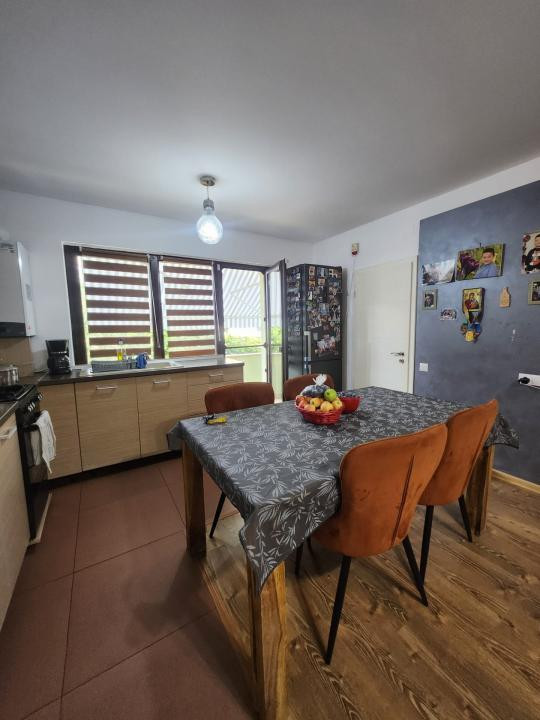 Apartament cu 3 camere, 61 mp, 2 balcoane, zona Florilor