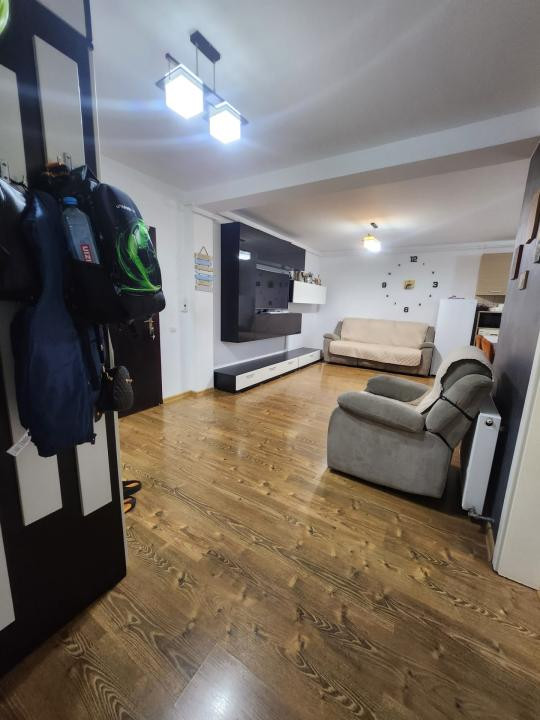 Apartament cu 3 camere, 61 mp, 2 balcoane, zona Florilor