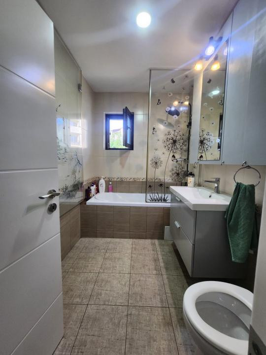 Apartament cu 3 camere, 61 mp, 2 balcoane, zona Florilor