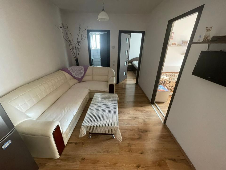 Apartament de vanzare 2 camere decomandate zona Florilor!