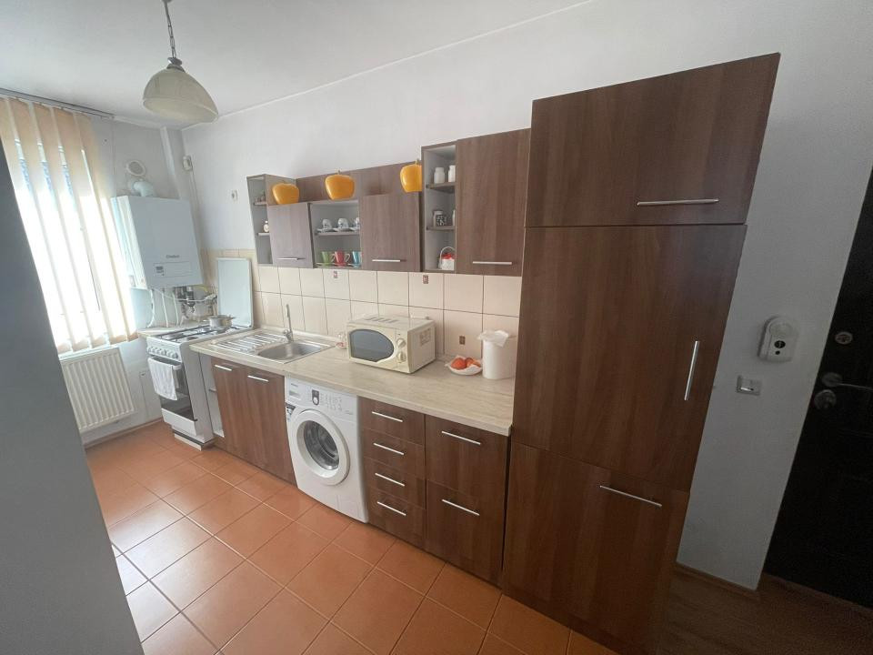 Apartament de vanzare 2 camere decomandate zona Florilor!