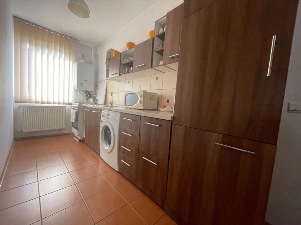 Apartament de vanzare 2 camere decomandate zona Florilor!