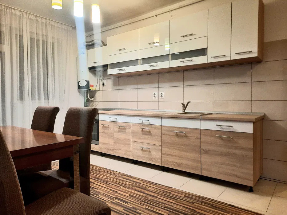 Apartament cu 3 camere, etaj intermediar, balcon, zona Eroilor
