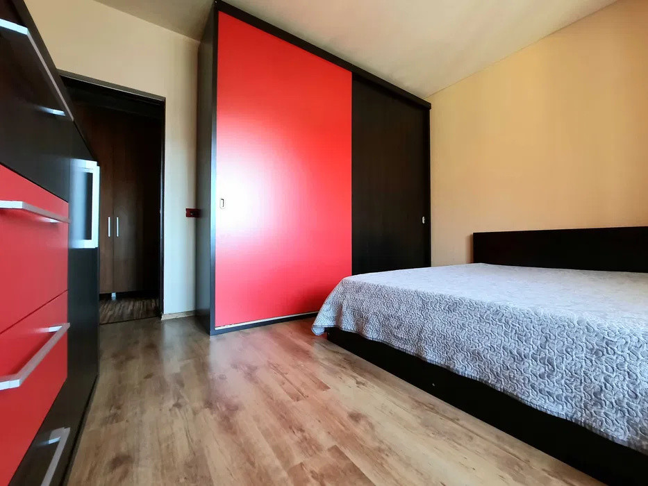 Apartament cu 3 camere, etaj intermediar, balcon, zona Eroilor