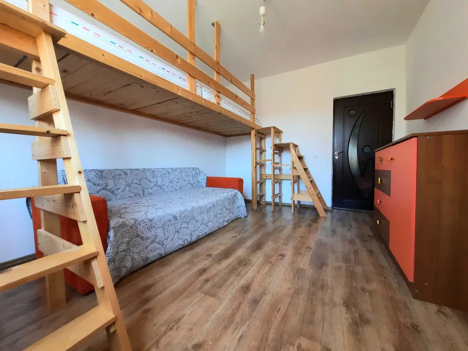 Apartament cu 3 camere, etaj intermediar, balcon, zona Eroilor