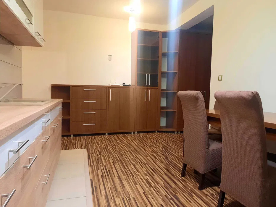 Apartament cu 3 camere, etaj intermediar, balcon, zona Eroilor