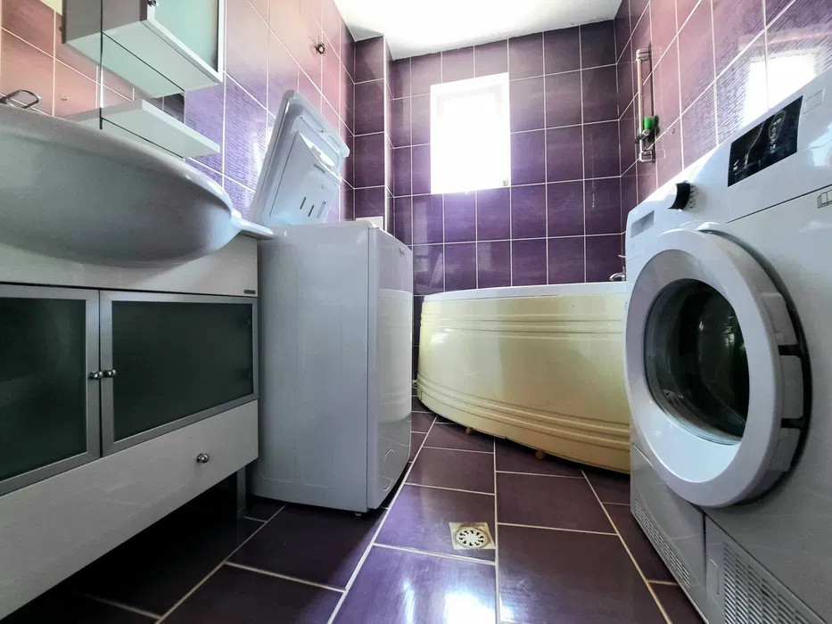 Apartament cu 3 camere, etaj intermediar, balcon, zona Eroilor