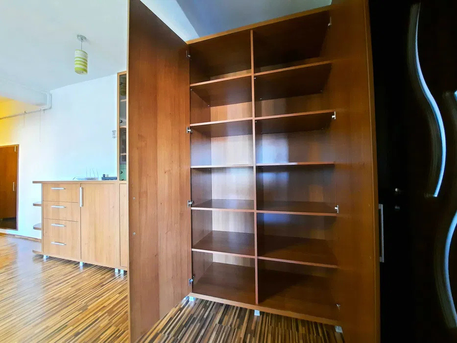 Apartament cu 3 camere, etaj intermediar, balcon, zona Eroilor