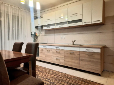 Apartament cu 3 camere, etaj intermediar, balcon, zona Eroilor