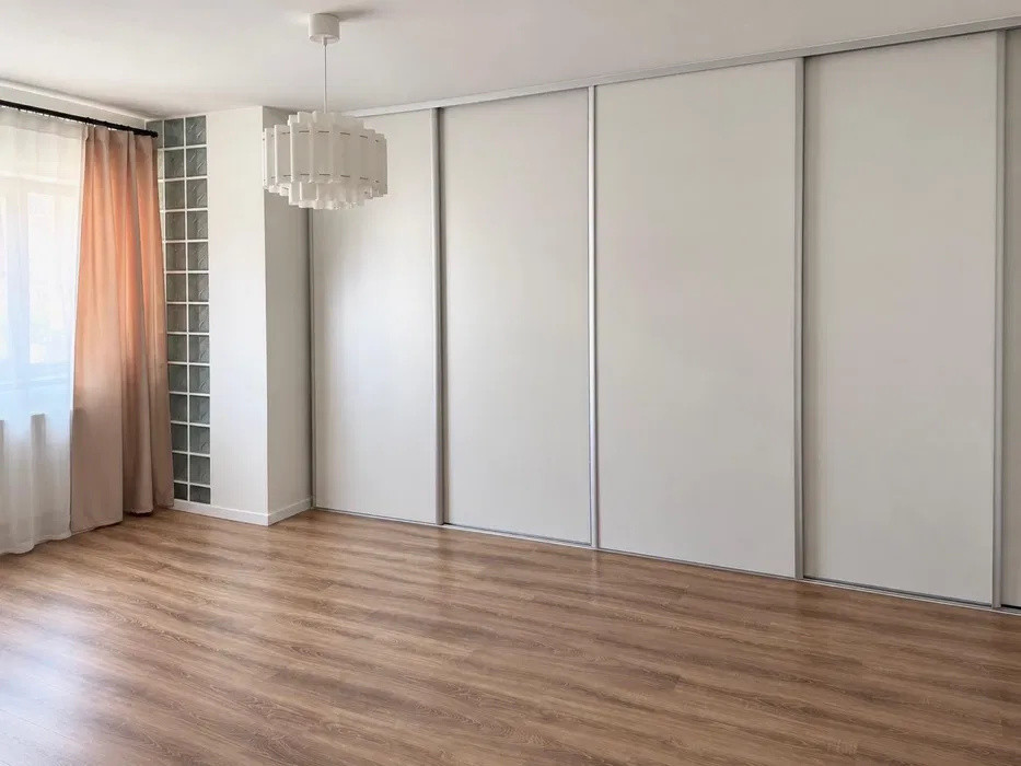 Apartament decomandat, parcare, etaj intermediar, zona Eroilor