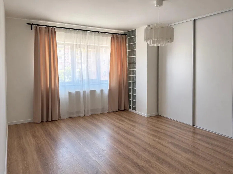 Apartament decomandat, parcare, etaj intermediar, zona Eroilor