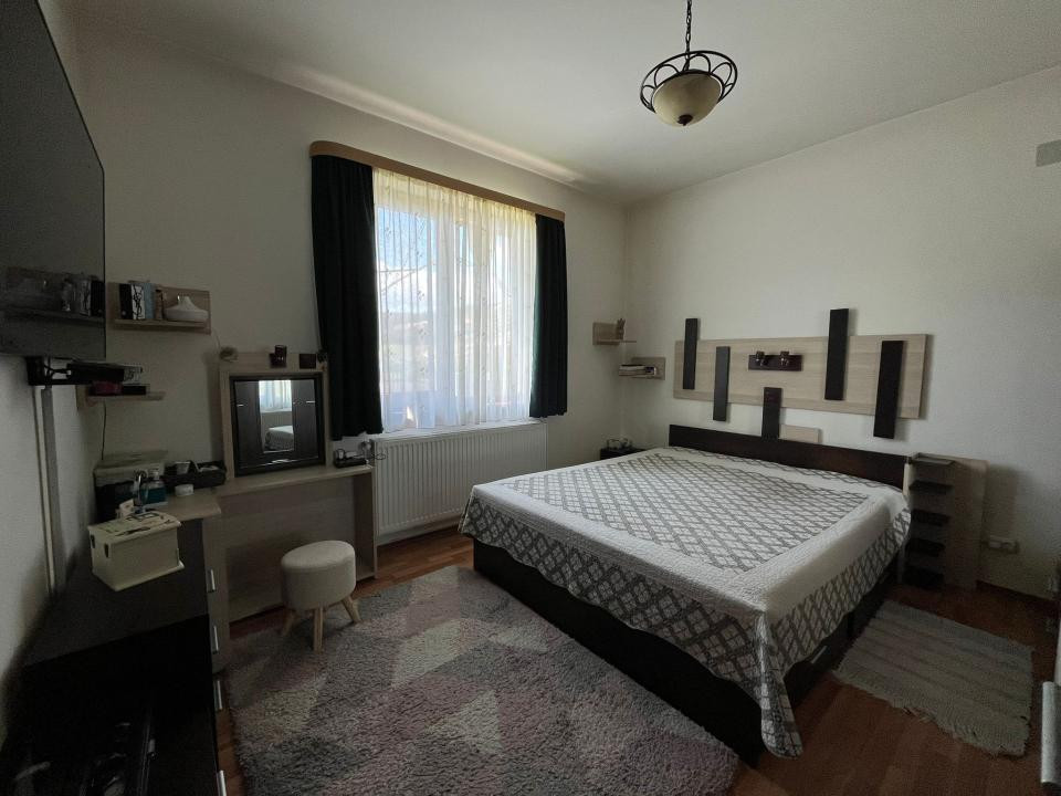 Casa individuala, 7 camere, teren 1076 mp!