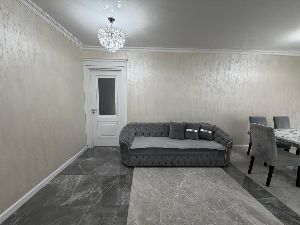 Apartament modern de vanzare 3 camere cu gradina, si parcare zona Cetatii!