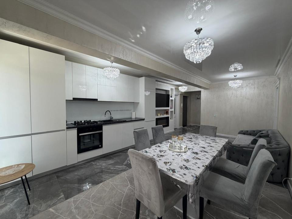 Apartament modern de vanzare 3 camere cu gradina, si parcare zona Cetatii!