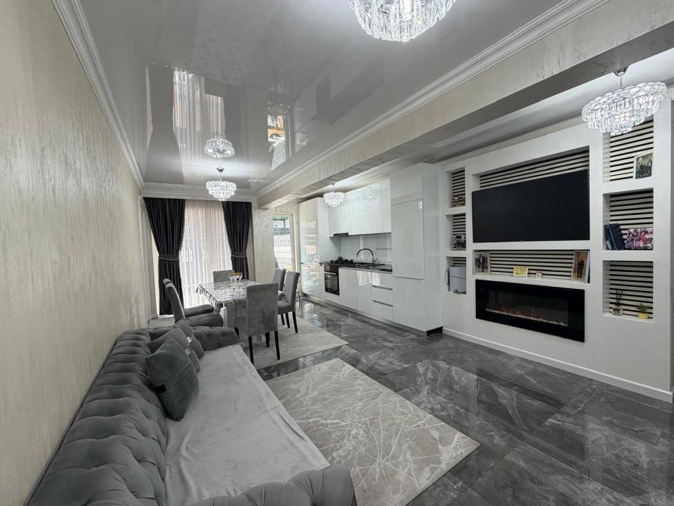 Apartament modern de vanzare 3 camere cu gradina, si parcare zona Cetatii!