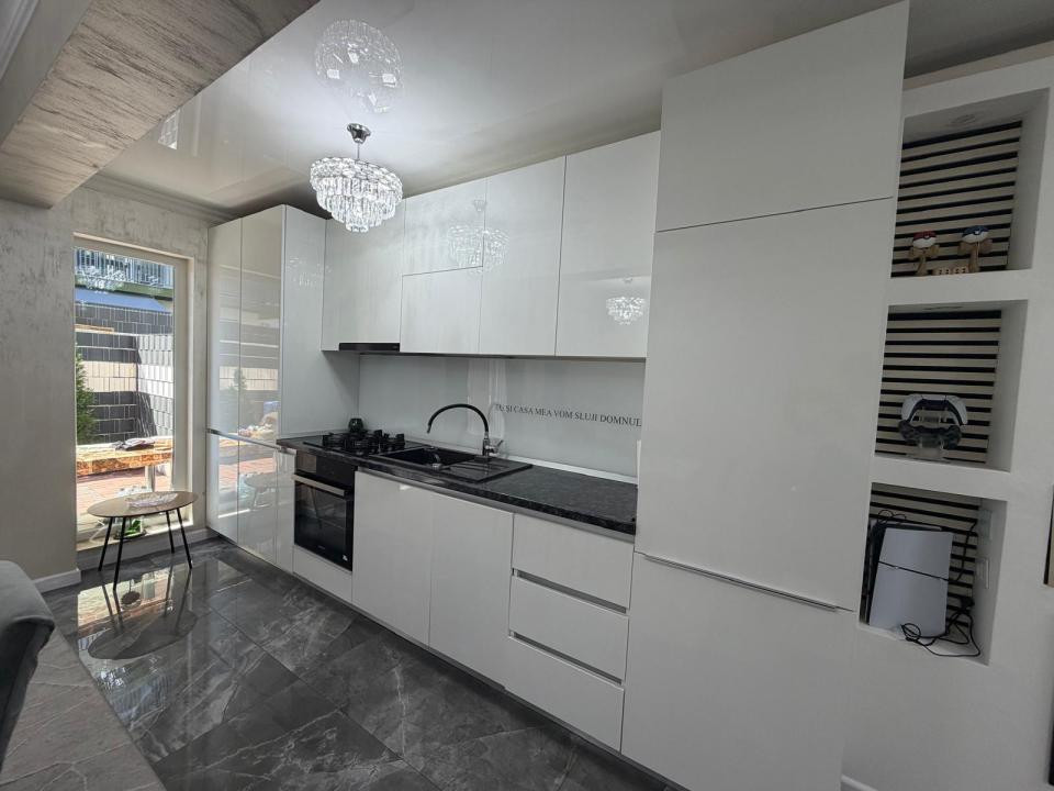 Apartament modern de vanzare 3 camere cu gradina, si parcare zona Cetatii!