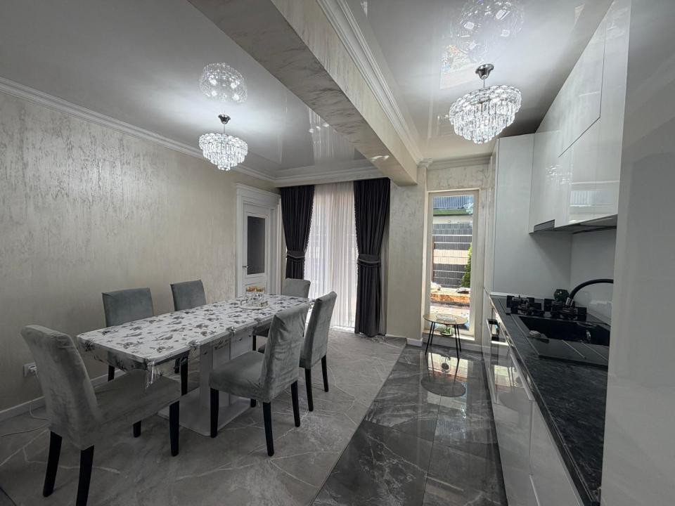 Apartament modern de vanzare 3 camere cu gradina, si parcare zona Cetatii!