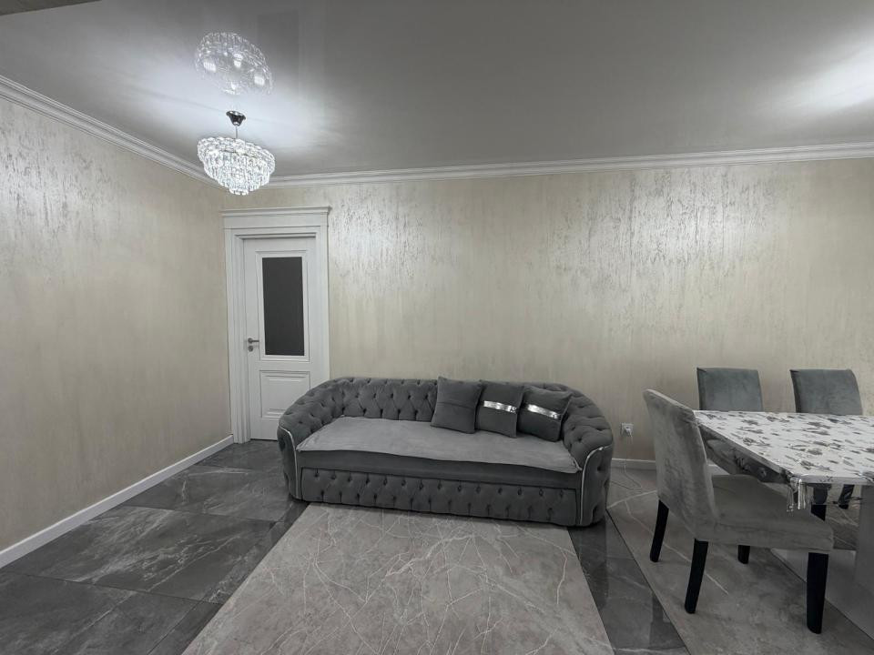 Apartament modern de vanzare 3 camere cu gradina, si parcare zona Cetatii!