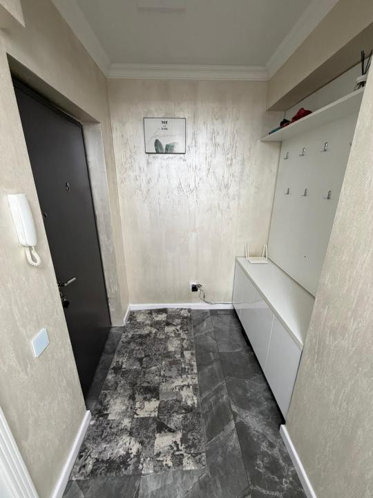 Apartament modern de vanzare 3 camere cu gradina, si parcare zona Cetatii!