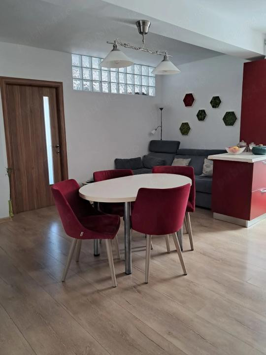 Apartament cu 3 camere, 57 mp, etaj intermediar, zona Razoare