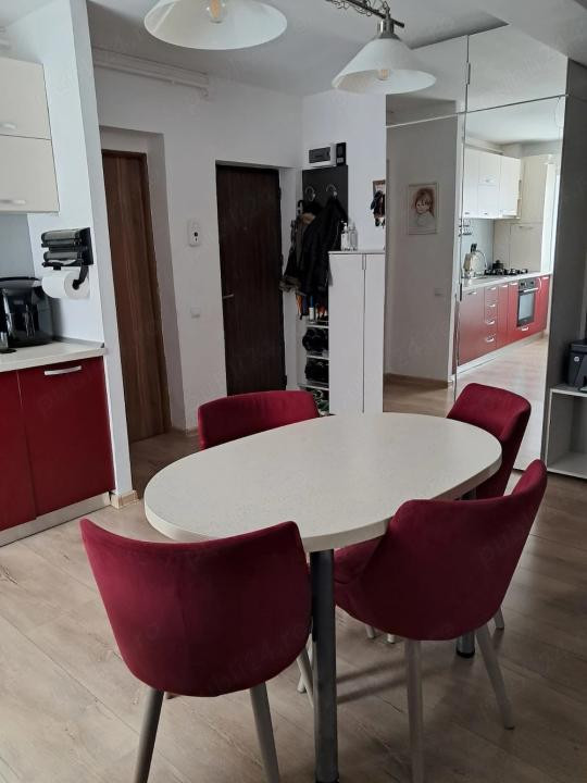 Apartament cu 3 camere, 57 mp, etaj intermediar, zona Razoare