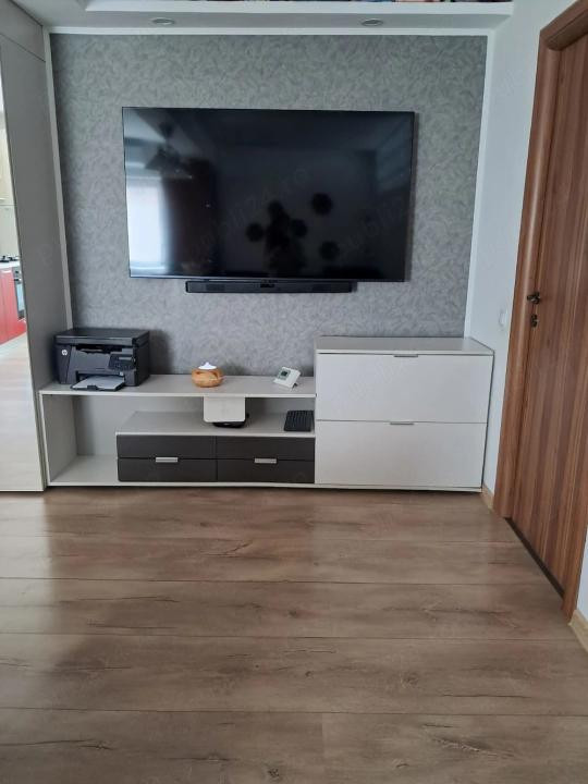 Apartament cu 3 camere, 57 mp, etaj intermediar, zona Razoare