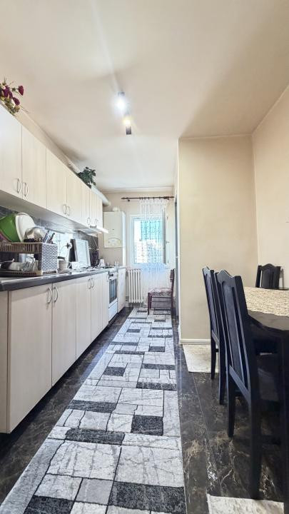 Apartament cu 4 camere,2bai,etaj intermediar,Manastur zona Piața Flora