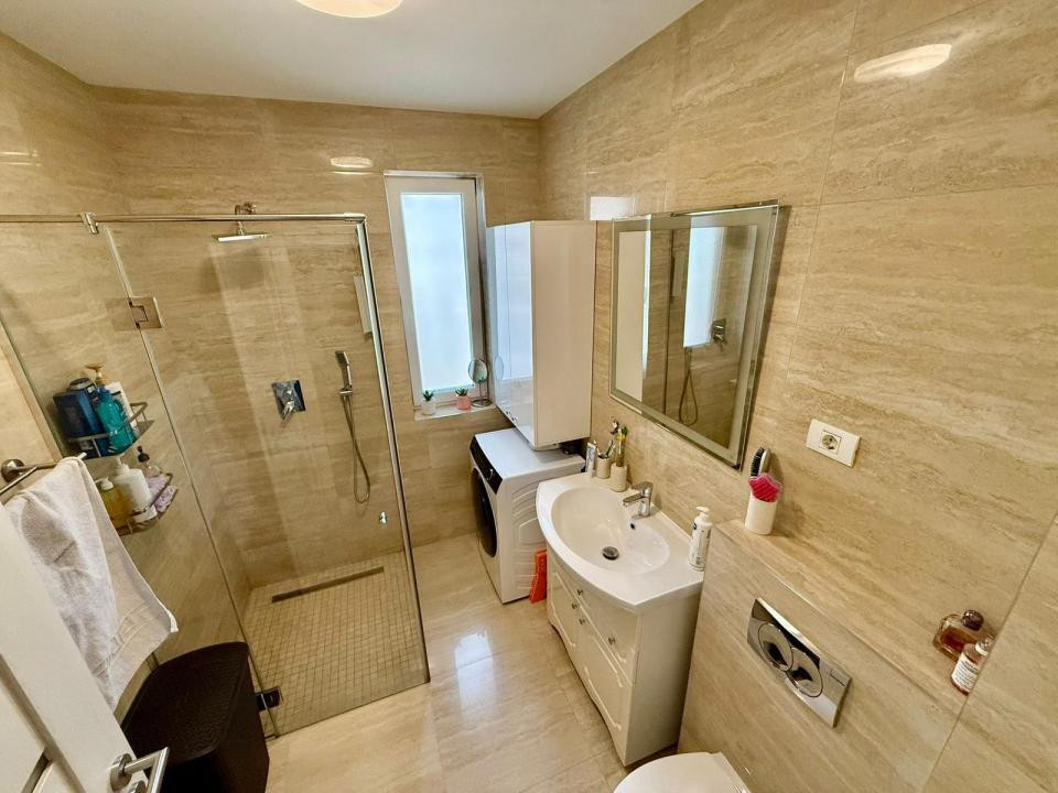 Apartament cu 3 camere , etaj 1 , parcare , zona Stadionului 
