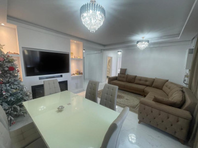 Apartament modern, 3 camere, 2 bai, parcare subterana in zona Terra!