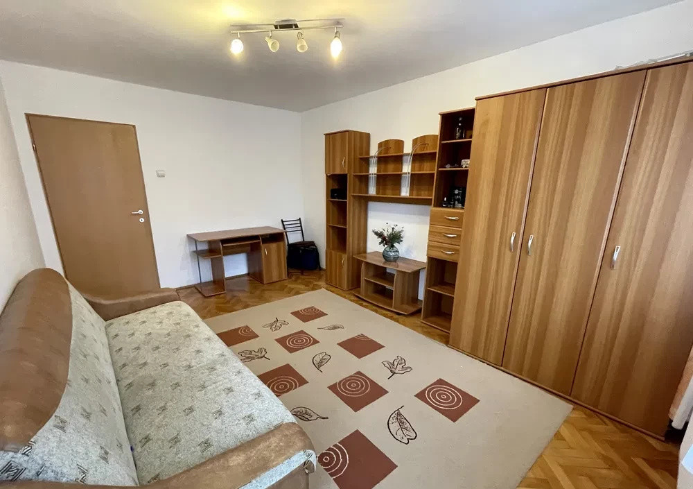 Apartament 2 camere, decomandat, balcon, zona Primaverii/Pod Calvaria