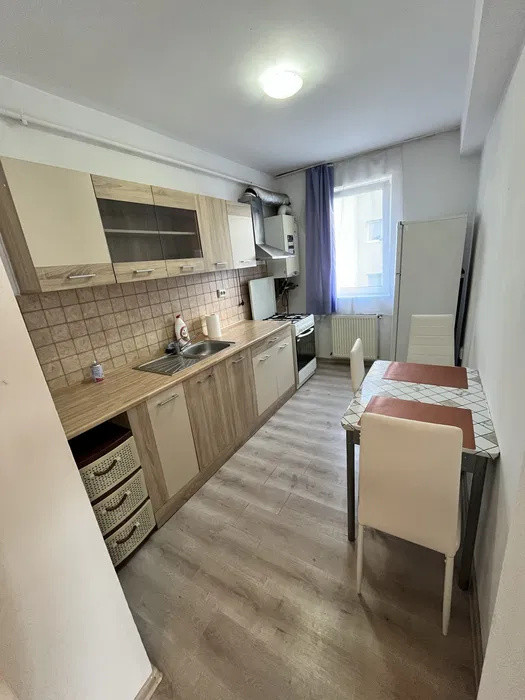 Apartament decomandat, etaj intermediar, parcare, zona Florilor