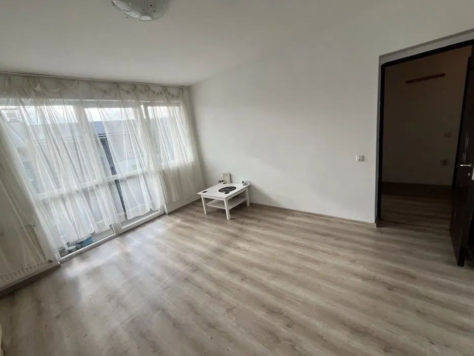 Apartament decomandat, etaj intermediar, parcare, zona Florilor