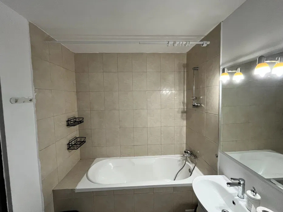 Apartament decomandat, etaj intermediar, parcare, zona Florilor