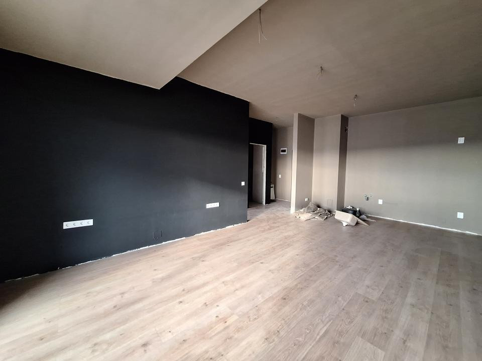 Apartament in bloc nou, etaj intermediar, balcon, zona Eroilor
