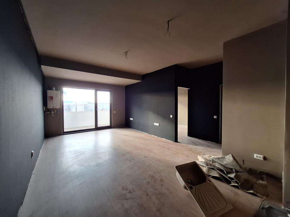 Apartament in bloc nou, etaj intermediar, balcon, zona Eroilor