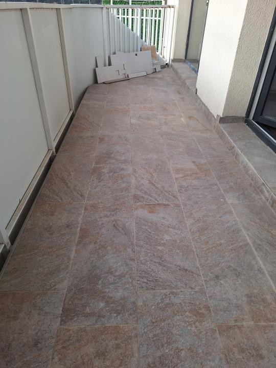 Apartament in bloc nou, etaj intermediar, balcon, zona Eroilor