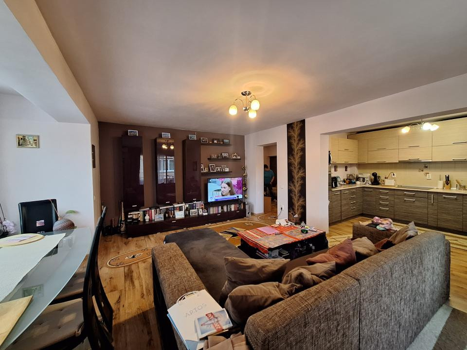 Apartament la etajul 1, 61 mp, balcon, zona Porii