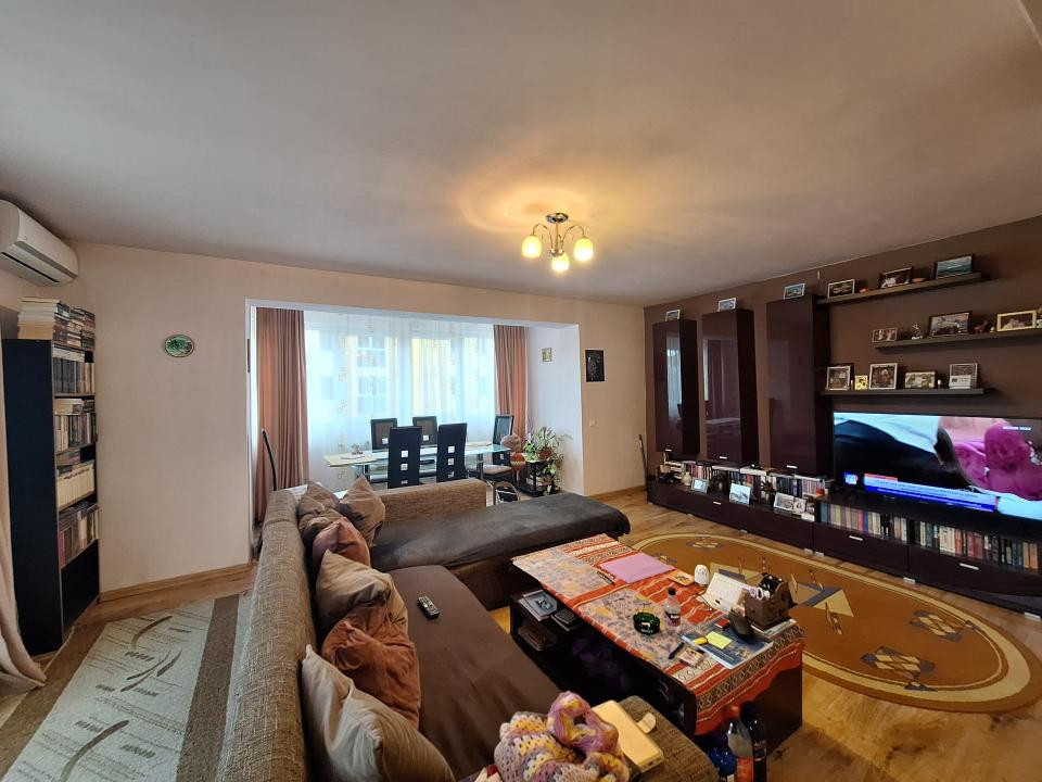 Apartament la etajul 1, 61 mp, balcon, zona Porii