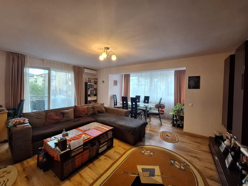 Apartament la etajul 1, 61 mp, balcon, zona Porii